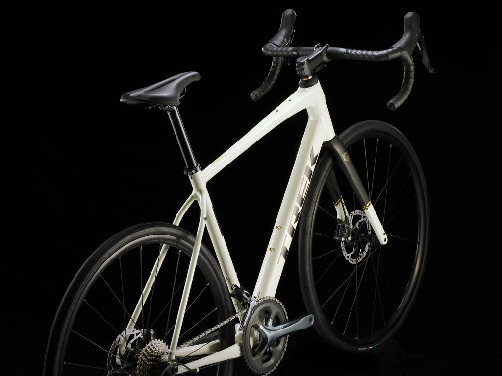 美品TREK Domane AL 4 Bicicleta Trek Domane AL 4 2025 Branca/Preta – Bike Village