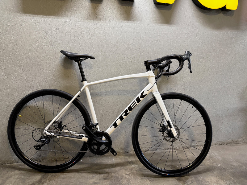 Bicicleta Trek Domane AL3 2023 Seminova - Tamanho 56