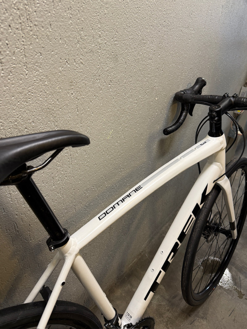 Bicicleta Trek Domane AL3 2023 Seminova - Tamanho 56