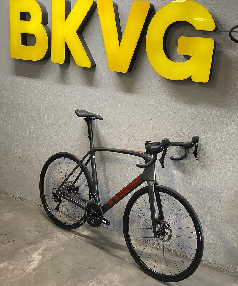 Bicicleta Trek Émonda SL 5 Cinza/Vermelha Seminova - Tamanho 60