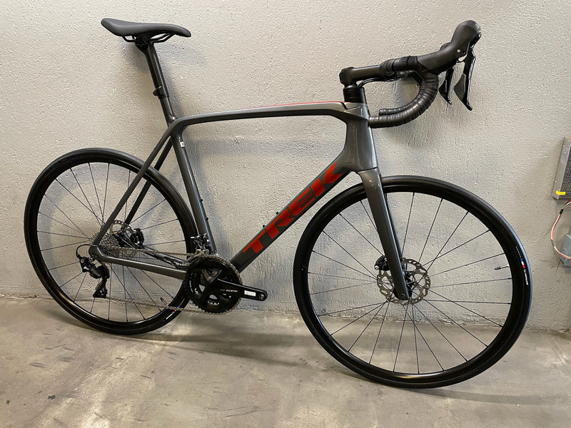 Bicicleta Trek Émonda SL 5 Cinza/Vermelha Seminova - Tamanho 60