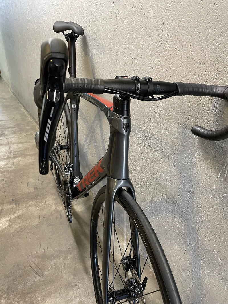 Bicicleta Trek Émonda SL 5 Cinza/Vermelha Seminova - Tamanho 60
